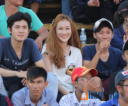 Người đẹp Cần Thơ đội nắng xem đua mô tô tốc độ - 9