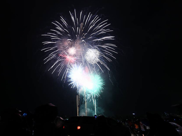 Người Hà Nội đội mưa xem pháo hoa mừng Quốc khánh - 10