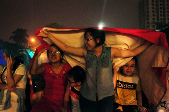 Người Hà Nội đội mưa xem pháo hoa mừng Quốc khánh - 6