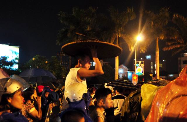 Người Hà Nội đội mưa xem pháo hoa mừng Quốc khánh - 7