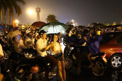 Người Hà Nội đội mưa xem pháo hoa mừng Quốc khánh - 7