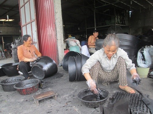 Lão nông kiếm chục tỷ mỗi năm nhờ lốp cao su hỏng - 2