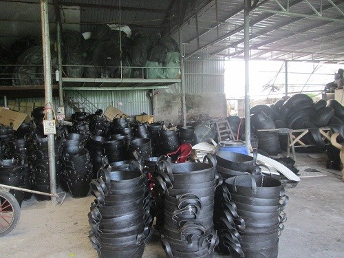 Lão nông kiếm chục tỷ mỗi năm nhờ lốp cao su hỏng - 3