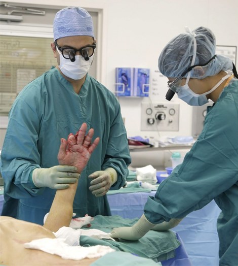 Ủ bàn tay bị bỏng trong ổ bụng để tránh đoạn chi - 1