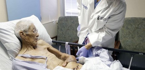 Ủ bàn tay bị bỏng trong ổ bụng để tránh đoạn chi - 3