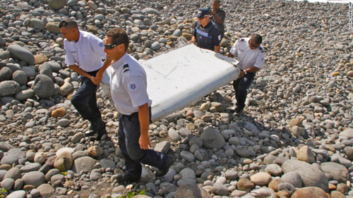 Pháp xác nhận cánh phụ máy bay trôi dạt là của MH370 - 1