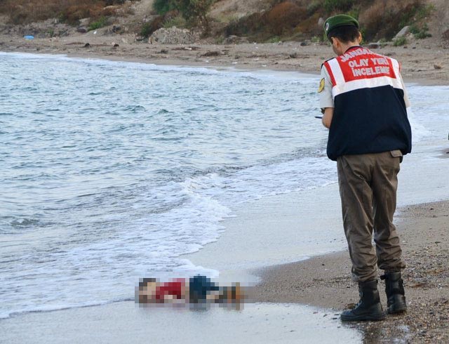 Ảnh bé trai Syria chết đuối khiến cả thế giới câm lặng - 1