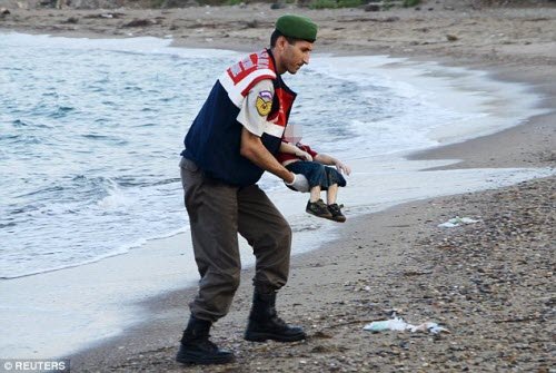 Dân mạng xót thương bé trai Syria chết đuối, dạt vào bờ biển - 1