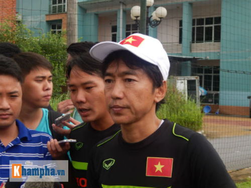 ĐT Việt Nam tập luyện: HLV Miura chê mặt sân tơi tả - 1