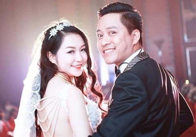 Đầu tháng 4/2014, Tuấn Hưng tổ chức hôn lễ hoành tráng với hot girl Hà thành Hương Baby 