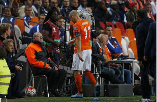 Tin HOT tối 5/9: Sterling chọc tức fan Liverpool - 1