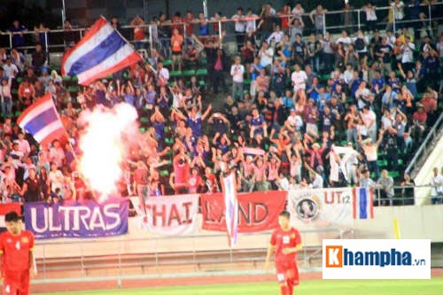 CĐV U19 Thái gây rối ở trận chung kết với U19 VN - 1