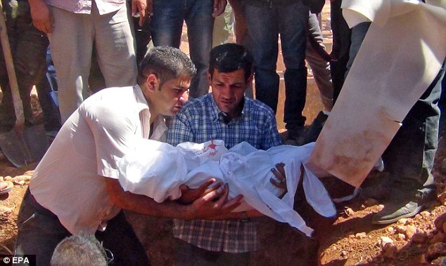 Nỗi đau vỡ òa phút tiễn đưa bé trai Syria chết đuối - 1