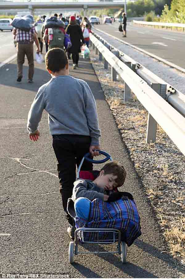 Di dân đi bộ xuyên đêm tối hướng tới "miền đất hứa" châu Âu - 5