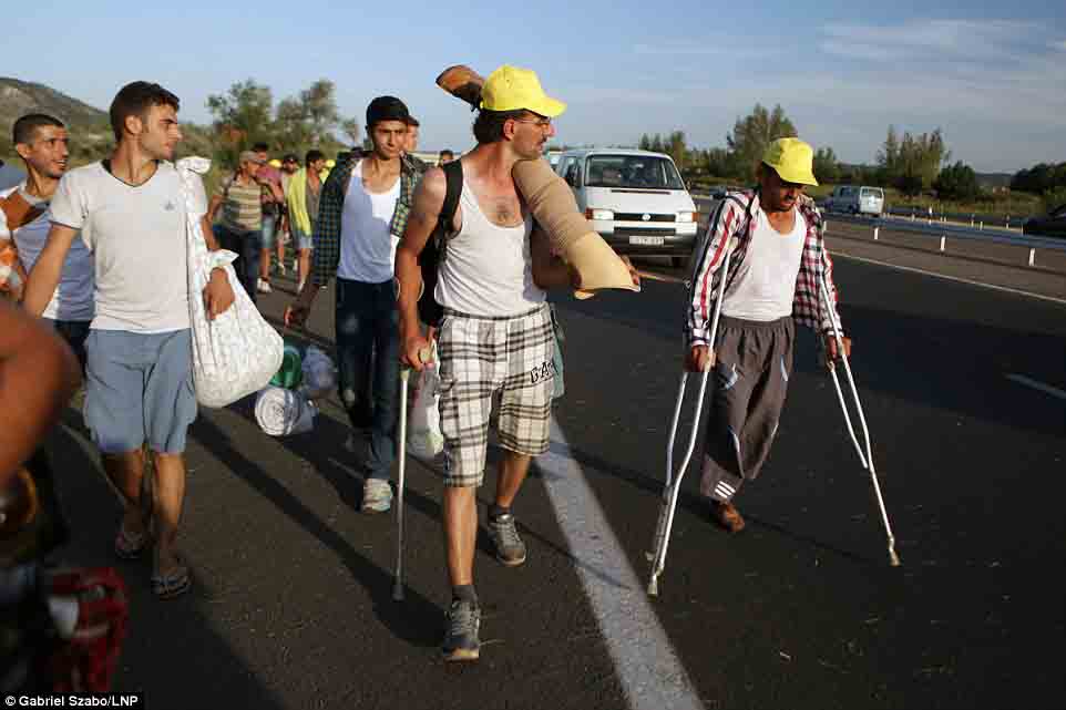 Di dân đi bộ xuyên đêm tối hướng tới "miền đất hứa" châu Âu - 14