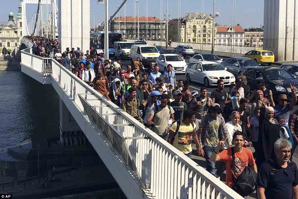 Di dân đi bộ xuyên đêm tối hướng tới "miền đất hứa" châu Âu - 12