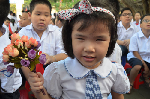 Clip: Học sinh khiếm thính "hát" Quốc ca ngày khai giảng - 7