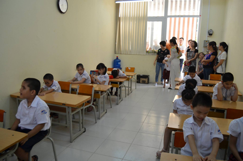 Clip: Học sinh khiếm thính "hát" Quốc ca ngày khai giảng - 10