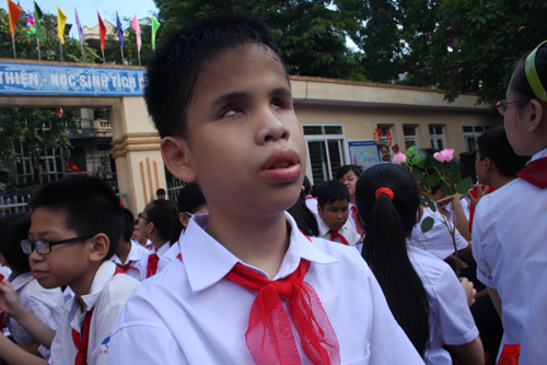 Clip: Học sinh khiếm thính "hát" Quốc ca ngày khai giảng - 4