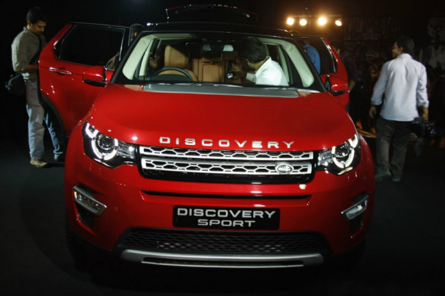 Land Rover Discovery Sport ra mắt tại Ấn Độ hôm 2.9 với 4 phiên bản khác nhau, có giá dao động từ 46.10 lakhs-62.18 lakhs (khoảng 1,56 tỷ đồng-2,1 tỷ đồng).