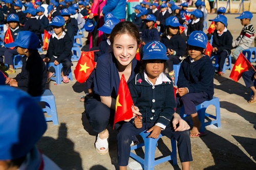 Angela Phương Trinh hồn nhiên bên trẻ em miền núi - 5