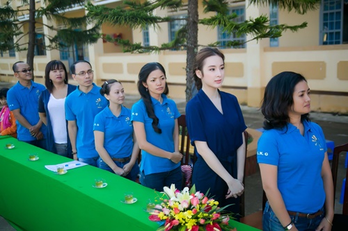 Angela Phương Trinh hồn nhiên bên trẻ em miền núi - 6