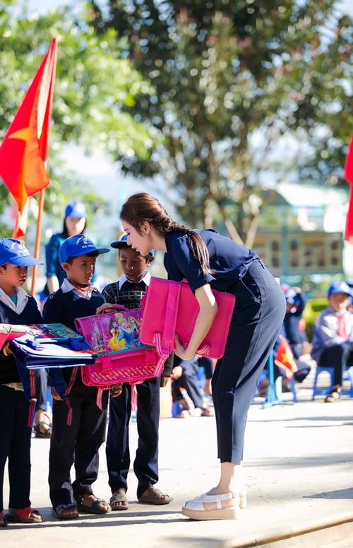 Angela Phương Trinh hồn nhiên bên trẻ em miền núi - 7