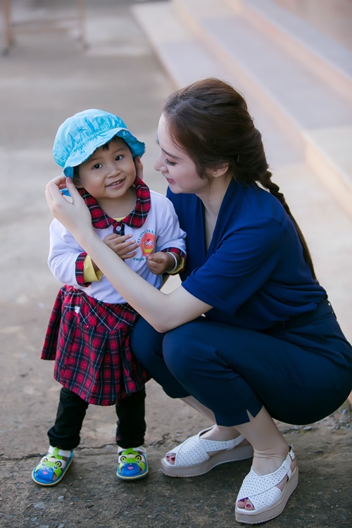 Angela Phương Trinh hồn nhiên bên trẻ em miền núi - 9