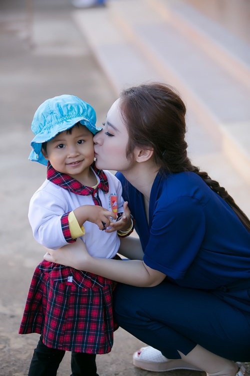 Angela Phương Trinh hồn nhiên bên trẻ em miền núi - 10