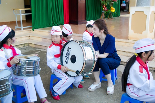 Angela Phương Trinh hồn nhiên bên trẻ em miền núi - 4