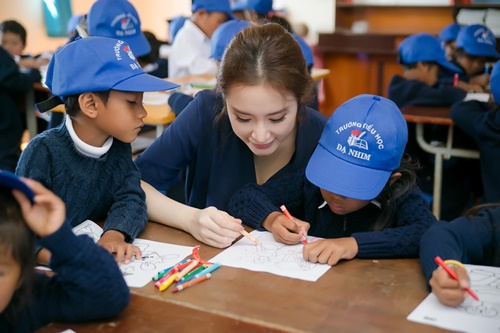 Angela Phương Trinh hồn nhiên bên trẻ em miền núi - 2