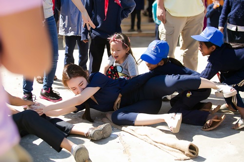 Angela Phương Trinh hồn nhiên bên trẻ em miền núi - 6