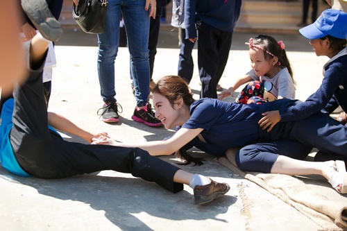 Angela Phương Trinh hồn nhiên bên trẻ em miền núi - 7