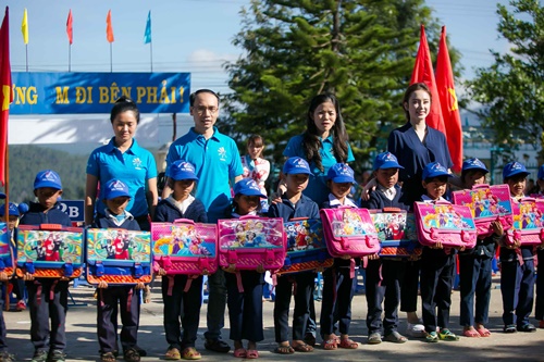 Angela Phương Trinh hồn nhiên bên trẻ em miền núi - 9