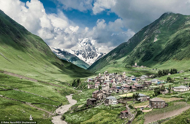 15 bức ảnh đẹp như cổ tích về ngôi làng cao nhất châu Âu - 1