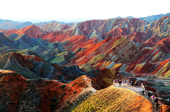 Những dãy núi hùng vĩ đầy màu sắc như một bức tranh tại Cam Túc, Trung Quốc.