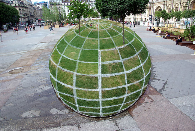 Một tác phẩm 3D hình quả địa cầu tại Paris.
