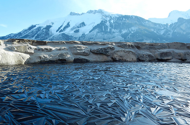 Hồ nước đóng băng tại Thụy Sĩ.
