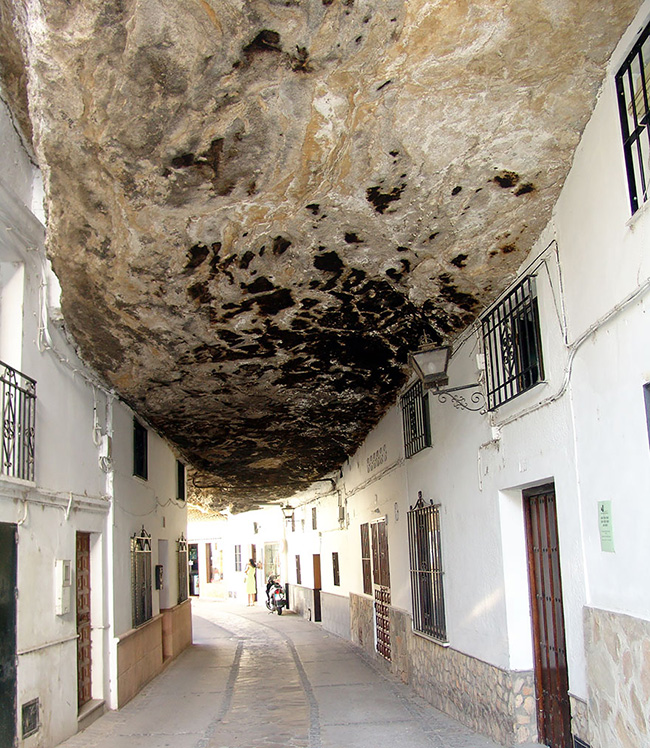 Những ngôi nhà được xây nép vào hang động tại Tây Ban Nha.

