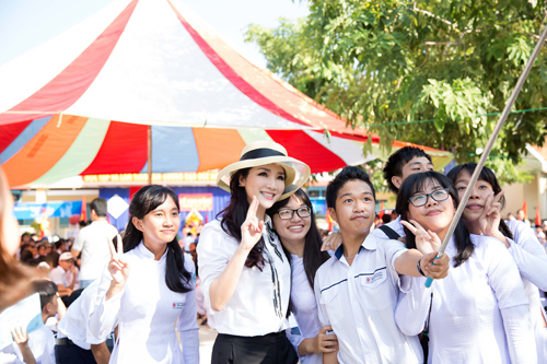 Hoa hậu U40 Giáng My trẻ như nữ sinh đi từ thiện - 3