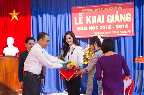 Hoa hậu U40 Giáng My trẻ như nữ sinh đi từ thiện - 10