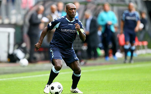 Edgar Davids lập siêu phẩm trước các huyền thoại Real - 4