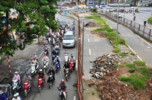 Công trường Nhổn-ga HN: “Không thi công nên trả đường cho dân” - 7