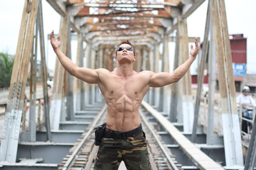 9X còi cọc trở thành lực sỹ sau 9 năm tập gym - 4