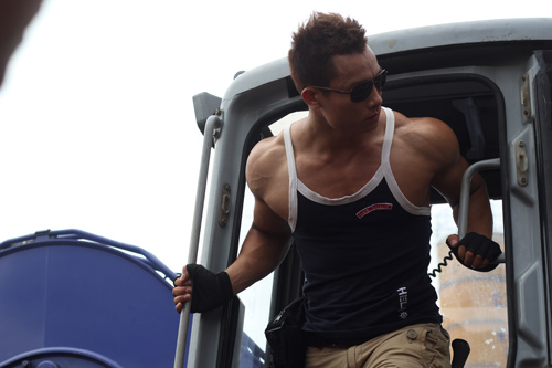 9X còi cọc trở thành lực sỹ sau 9 năm tập gym - 6