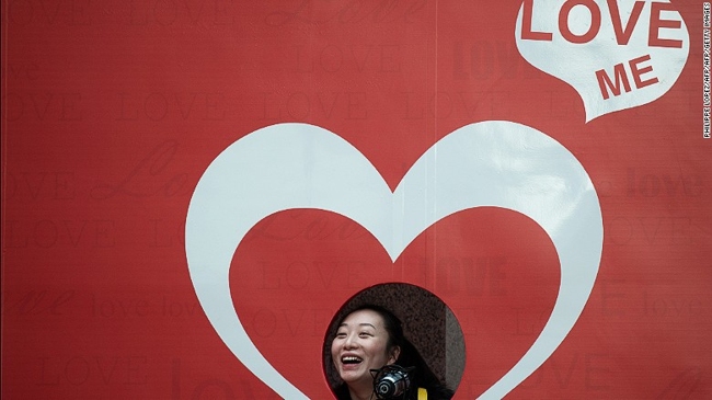 Singles’ Day – ngày lễ dành cho người độc thân ở Trung Quốc được tổ chức vào ngày 11.11 hàng năm để đối chọi với Valentine's Day (Lễ tình nhân). Trong ngày này, các mặt hàng giảm giá cực lớn từ thực phẩm, thời trang, đồ điện tử, gia dụng, mỹ phẩm, đồ trang sức.