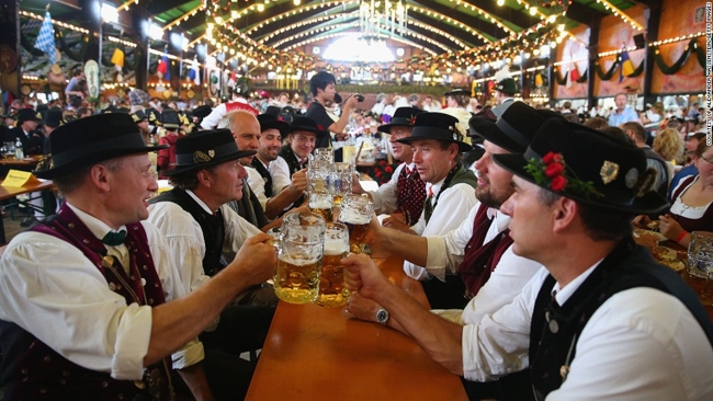 Lễ hội bia Oktoberfest là lễ hội bia lớn nhất thế giới được tổ chức vào tháng 10 hàng năm tại Munich, Đức. Đến đây, du khách được thưởng thức những loại bia ngon nhất thế giới, chìm đắm trong không khí náo nhiệt của những điệu nhạc, điệu múa truyền thống.