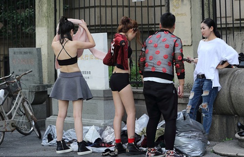 Nhóm gái xinh bị "ném đá" vì thay quần áo trên phố - 1