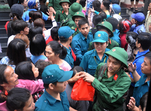 Xúc động giây phút mẹ tiễn con lên đường nhập ngũ - 5