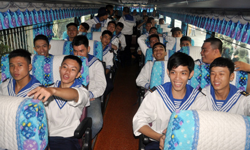 Xúc động giây phút mẹ tiễn con lên đường nhập ngũ - 6